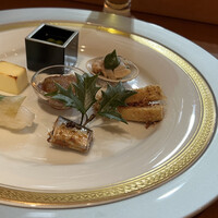銀座ろくさん亭 - 【前菜】福豆・小粥山椒煮・茶振り生子・チーズ黄金焼・蛤ぬた若葱・笹巻寿し・升の子土佐煮