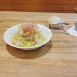 かれんど - 料理写真:キーマカリーに付く豆腐載せサラダと玉葱の酢漬け