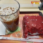 Rotteria - ホットチーズチキンフィレバーガーとアイスコーヒー