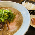 Hakata Tonkotsu Masao - ランチセットでご飯と明太子付き。