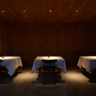 自邸の一角にある店内は木のぬくもりあふれるくつろぎの空間に