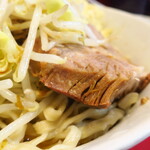 ラーメン二郎 - 豚の厚み