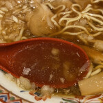 Echigo Soba - スープを一口すすると、醤油、鶏ガラ、豚骨がいい塩梅で調和している。