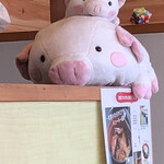 Sumibiyaki Butadon Kashiwaya - 店内の豚がこちらを見てます