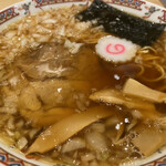Echigo Soba - 刻み玉ねぎは、あら微塵切り。
                        シャリシャリという食感が楽しめる。
                        蕎麦やなのに(といったら失礼だが)、八王子ラーメンの完成度が高くて驚いた。