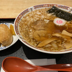 Echigo Soba - 八王子ラーメンセット(680円)。セットのおいなりさんは、1個が大きめ。とても優しい味付けで、柔らかめに炊かれた米に炒りごまがまぶしてある。