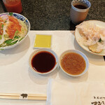 とんかつ マンジェ - サラダ、ソース、お新香