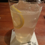 Bar 耳塚 - 名前を忘れてしまった、、ウイスキーベースの炭酸、レモンベースのお酒です。一杯目に飲んでも絶対美味しい