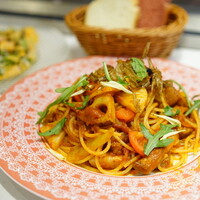 リオ・ブルーイング・コー ビストロアンドガーデン 東京ミッドタウン - LUNCH SET 自家製ベーコンと根菜のトマトソーススパゲッティ (￥1,000)