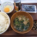 すき家 - 玉子かけごはん朝食＋イワシつみれ汁変更 380円(税込)(2022年2月15日撮影)