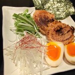 青山焼鳥倶楽部 昼の部 らーめん・つけ麺屋 - 特製の追加具材