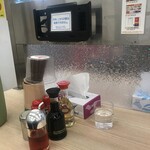 ぎょうざの満洲 - カウンター