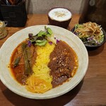 SPICY CURRY 魯珈 - 選べる２種カレー(モルディブフィッシュ・ポークカレー＆カカオリッチビーフカレー)、ぷちサラダ、ラッシー