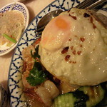 チャオタイ - えびのにんにく炒めと目玉焼き付きご飯