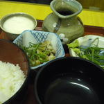 味処 つくし - 奥から、下ろし山芋、蕎麦ツユ、納豆、薬味ご飯。