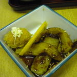 味処 つくし - つくし御膳の小鉢。　左の揚げ物はなんと、「明太子」！右は天ぷらの甘辛煮。