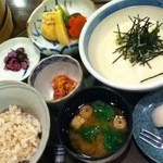 Ryouriki - 麦とろ定食。左上の小鉢が美味！　真ん中の「えのきの梅肉和え？」が麦とろにぴったり！　麦ご飯は、最近良くあるねちっと柔らかい食感だけでなく、プチプチした食感も楽しめる良い感じ。