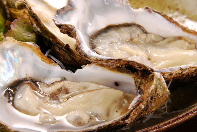 木々 - 壳付き蒸し牡蛎(2个) ￥420