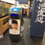 Chika Nari - なかちゃん登場。配膳ロボットはちらちら見かけるようになったけど、、初のパターンだ