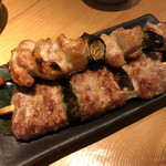 Washoku Izakaya Uokichi Torikichi - 鶏もも串、豚ミルフィーユ串