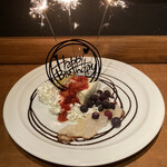クリスタルヒーリングカフェ - バースデー仕様のベリーレアチーズケーキ440円