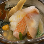 竜吟虎嘯 - キンキと蛤 ウニ 真丈の若竹椀、桜花びら、大根(キンキの骨の出しと蛤の出し)、木ノ芽