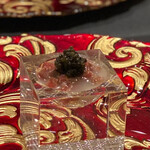 竜吟虎嘯 - 松阪牛もも肉と和牛ハツの低温調理のタルタル、キャビア、牛骨スープの餡