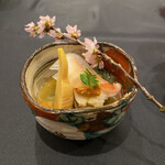 竜吟虎嘯 - キンキと蛤 ウニ 真丈の若竹椀、桜花びら、大根(キンキの骨の出しと蛤の出し)、木ノ芽