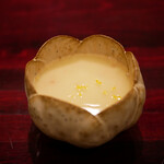 島津 - 毛蟹の茶碗蒸し 蛤の餡添え
      毛蟹は北海道は広尾町
      まろやかな口当たりに毛蟹の甘みと香りがパッと広がり、コースの始まりを告げるかのように胃を整えます。