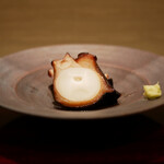 島津 - 煮蛸（淡路島）
      瀬戸内の荒波に揉まれた身は表面と芯の強弱ある食感が心地よく、華やかな香りが噛むほどに溢れていき、抜群の旨味を広げる。