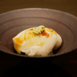 島津 - トラフグの白子丼（山口）
      一枚の繊細な皮をほどけばクリーミーな白子が溢れ、敷かれたシャリの酸味で白子の甘みとコクを引き立てる至福な味わい。