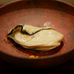 島津 - 牡蠣（仙鳳趾）
      手作りの柚子胡椒が添えられます。
      大きな個体にこだわった牡蠣、芳醇なチーズのような食感から強く伝わる旨味。
      噛みしめるほどに心地よい香りも広がる。