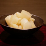 島津 - ガリ
      みずみずしく強い酸味、その辛味は長く楽しめる美味しさ。リセット力も十分あり。