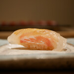 島津 - 真鯛（天草）
      しっとりと馴染んでいく身、シャリの酸味はぬくもりある温度で立ち込めていき、真鯛らしい旨みを表現。挨拶代わりに心を掴む一貫！