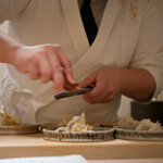 島津 - なにやらカラスミをふりかけてます