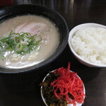 久留米ラーメン ふくの家 - ラーメンとライス