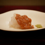 島津 - 富山の白海老と真鯛の酒盗
      ねっとり馴染んでいく白海老はクリアな甘みを伝え、そこに酒盗の塩味がバランスよく絡んで高まる旨味が堪らない。