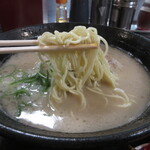 久留米ラーメン ふくの家 - 麺は中細ストレート麺