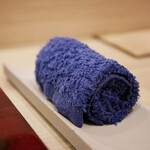 島津 - 握りにシフトするタイミングで提供される新しいおしぼり。汚れが目立たない嬉しい紺色