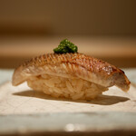 島津 - 鰯（岩手）
      トロッとほぐれやすい質感は繊細で、甘みからの旨味がグッと広がりをみせる旨さに浸れる一貫！