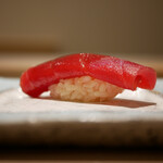 島津 - 赤身
      直前に漬けた身はしっとりと馴染む旨味、赤身ながらもどっしりと余韻香る直球なおいしさ！