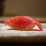 島津 - 血合いぎしの中トロ
      美しいフォルムから響く強い甘み、シャリを転がすほどに立ち上がる酸味はその身の極上の旨味を炸裂！
      余韻高く素晴らしい一貫です！