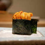 島津 - 馬糞雲丹（北海道 標津）
      自然なミネラルか感と共にトロける雲丹に海苔の風味がしっかり寄り添い、シャリと混ざり合えば綺麗な美味しさを彩る。
      シャリの美味しさも改めて感じる一貫。