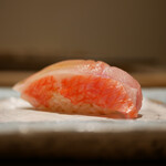 島津 - 金目鯛（銚子）
      立ち上がるシャリの酸味が身の旨味を膨らませ、身のほぐれも良くダイレクトに伝わる香りと美味しさ！