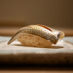 島津 - 小鰭（天草）
      強すぎすぎそして柔らかく〆て、ほんのり広がる酸味。
      シャリと相乗し合って心地よい旨みを膨らませる。後味はさっぱりと、でもしっかり旨味も残して。