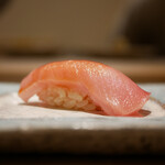 島津 - メジマグロ　※追加
      しなやかな身からしっかり伝わる旨み、解けた身の一つひとつにシャリがその旨味を膨らませる！