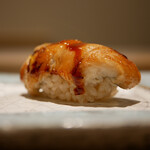 島津 - 穴子（対馬）
      熱々な身にツメの甘さがふわりと包み込み、繊細な身質がほどけるほどに素晴らしい一体感を生み出す。ほのかな酢橘の香りを添えて。