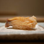 島津 - 北寄貝（北海道）
      食感良くシャリとも混ざり、醤油の浸透は落ち着いた味わいを増す。