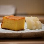 島津 - 玉子は纏まるほどに甘みが強く膨らむカステラのようなお菓子。
      べったら漬け、響きが心地よくさっぱりと。