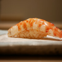 島津 - 車海老
                    お弟子さんが湯がくそばから大将が握るスピード感。
                    レア感を残しつつ火の通る絶妙な弾力は瑞々しく伝わる甘み。
                    シャリの温度も合って食感がもたらす格別な美味しさを感じられました！素晴らしい一貫！！